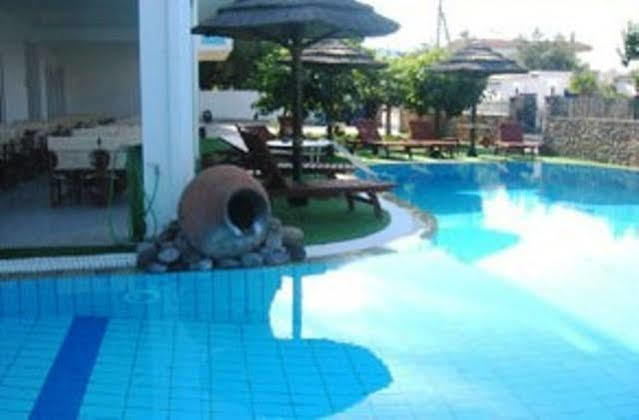 Hotel Venetia Perdika  Buitenkant foto